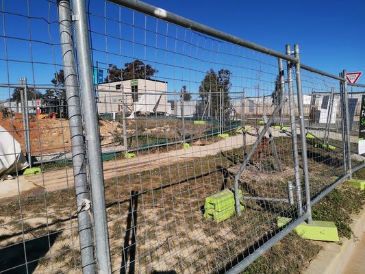 উচ্চ 1.8m অস্থায়ী নিরাপত্তা বেড়া আউটডোর 60*60mm জাল