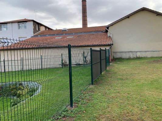 বাণিজ্যিক নিরাপত্তা 3D V আকৃতির তারের জাল বেড়া পাউডার লেপ