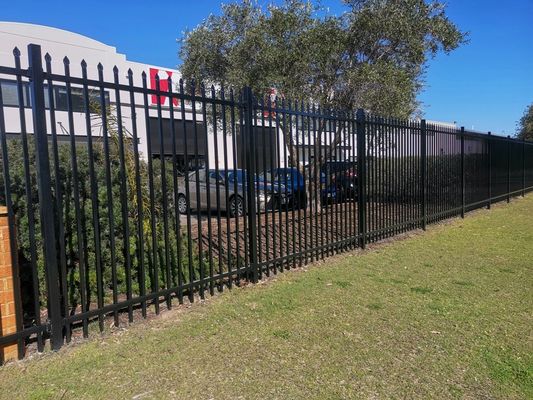 কারখানার সরবরাহ 5FT কালো লোহা বাঁধা বেড়া সহজ একত্রিত 3 রেলস সুইমিং পুল জন্য নলাকার বেড়া প্যানেল