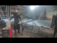 বেড়া পোস্ট গ্রাহকের দ্বারা প্রয়োজনীয় আকার মধ্যে ঝালাই করা হচ্ছে.