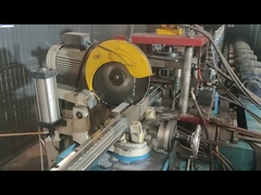 পিচ পোস্ট গ্রাহকের প্রয়োজনীয় আকারে কাটা হচ্ছে