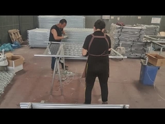 চেইন লিঙ্ক বেড়া এবং ফ্রেম টিউব সংযোগ করার জন্য শ্রমিকরা তার ব্যবহার করছে