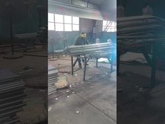 বেড়া সংযোগকারী বেড়া পোস্টে ঢালাই করা হচ্ছে