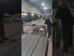 গার্ডেলের আনুষাঙ্গিক পাহারারেল পোস্টে ঝালাই করা হচ্ছে