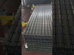 গার্ডেল পোস্ট স্তুপীকৃত করা হচ্ছে