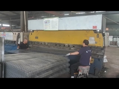 V জালের বেড়া মেশিন দ্বারা বাঁকানো হচ্ছে