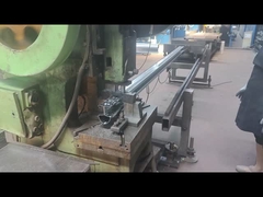 পীচ পোস্টে খোঁচা দেওয়া হচ্ছে