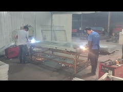 নিরাপত্তা বেড়া ঢালাই করা হচ্ছে